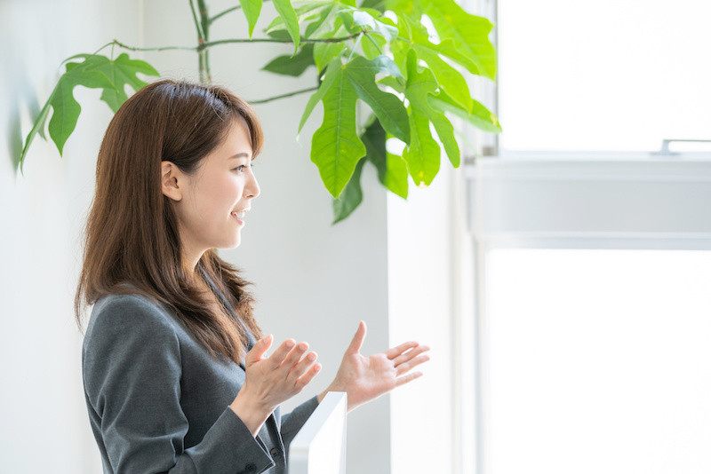 プレゼンをする女性